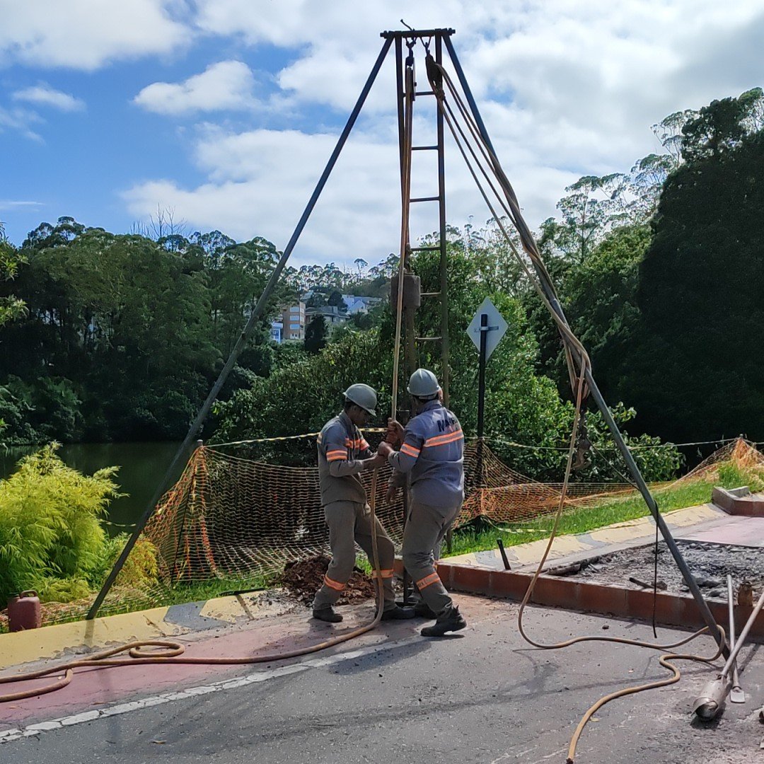Equipamento realizando sondagem geotécnica em um terreno para investigação do solo
